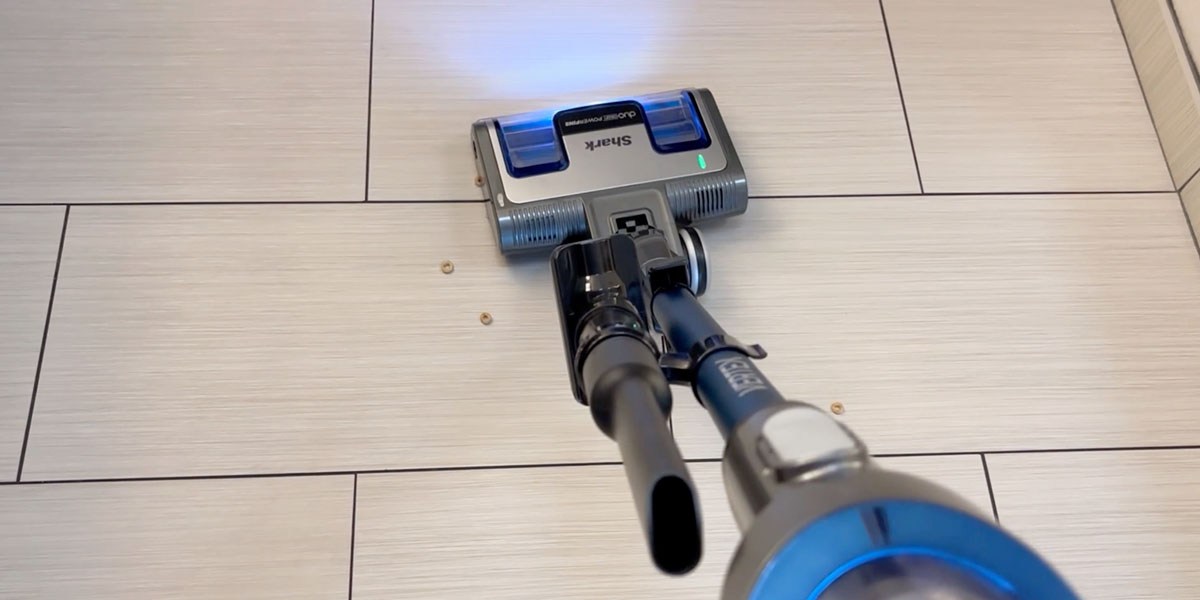 Shark Vertex HZ2002 vacuuming hard flooring Shark Vertex HZ2002 vacuuming hard flooring