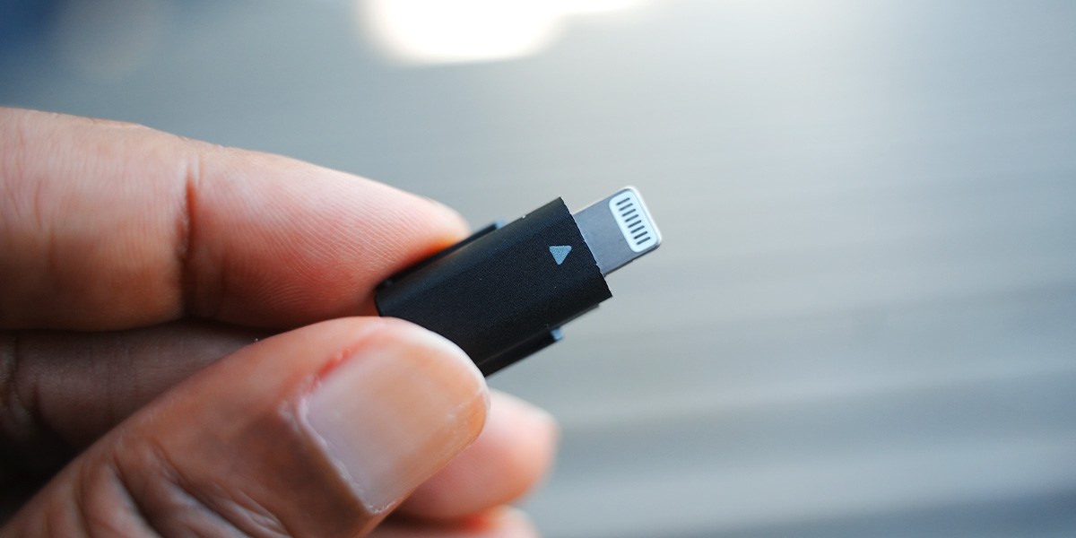 Hand holds DJI Mic USB-C cable Hand holds DJI Mic USB-C cable