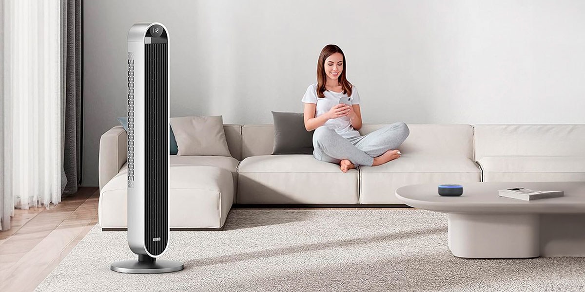 Dreo Pilot Max S in living room with woman sitting on sofa Dreo Pilot Max S in living room with woman sitting on sofa