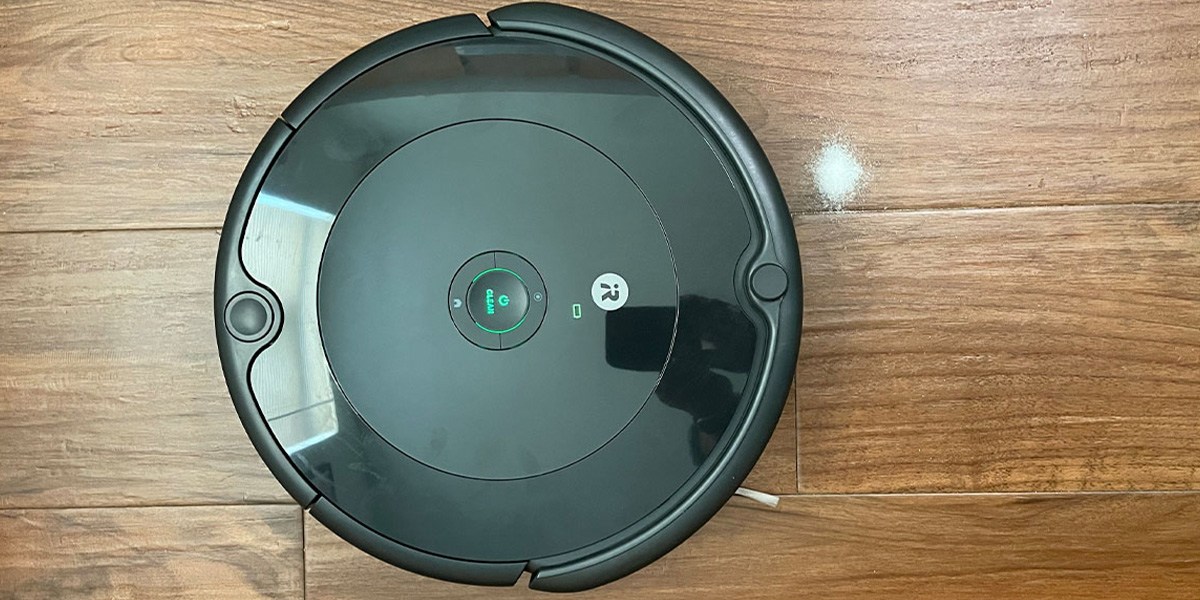 Roomba 692 on hardwood floor Roomba 692 on hardwood floor