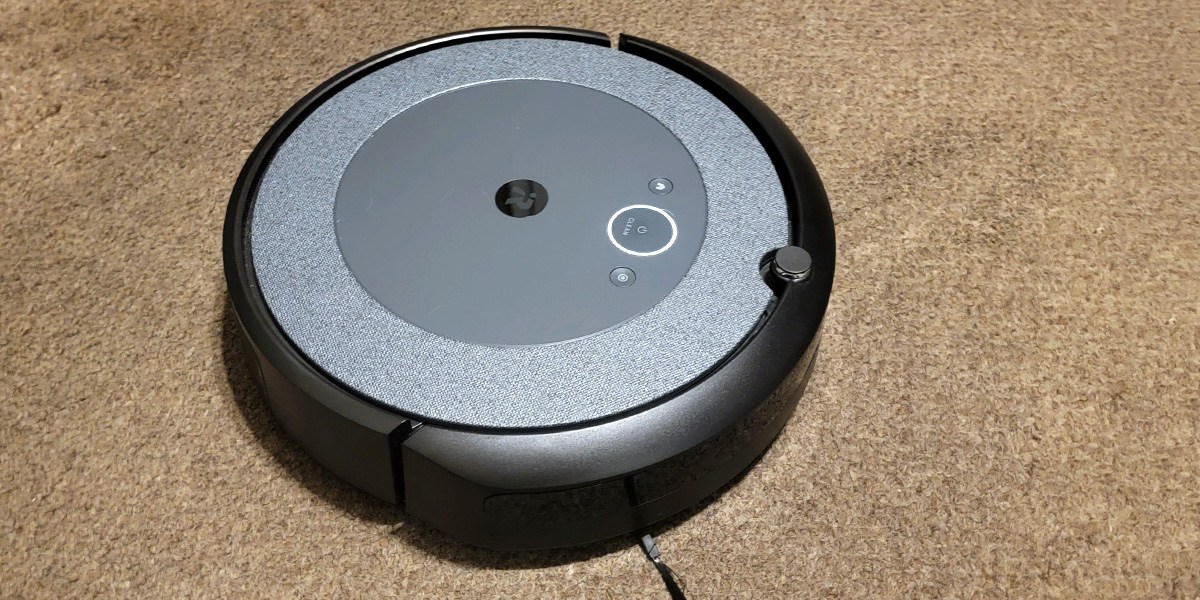 Roomba i3 EVO on beige carpet