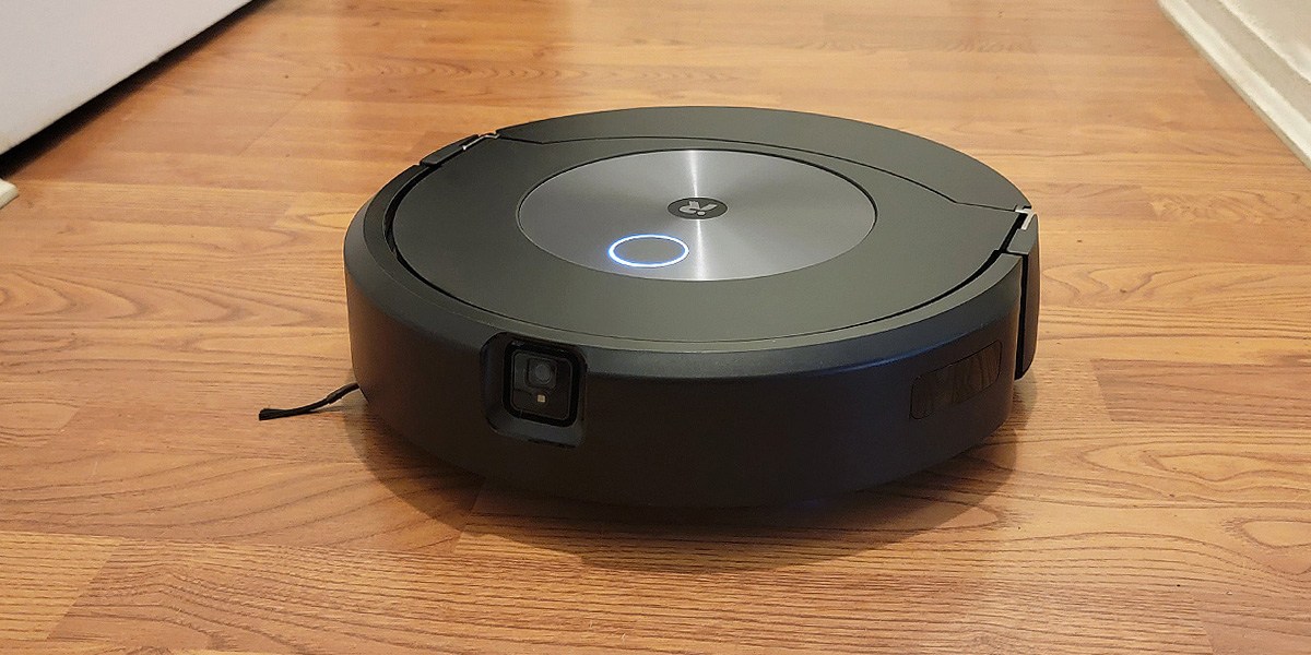 Roomba j7+ navigates toward base to recharge